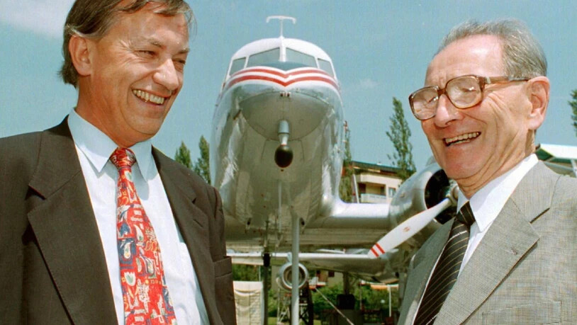 Der langjährige SBB-Chef Werner Latscha (rechts) ist 94-jährig verstorben. Latscha, hier im Bild mit mit dem ehemaligen Luzerner Regierungsrat Heinrich Zemp (links), war nach seiner Pensionierung Präsident des Verkehrshaus der Schweiz in Luzern. …