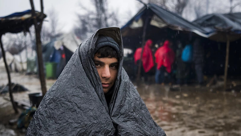 Warten in Morast und Kälte: Die bis zu 750 Migranten und Flüchtlinge im provisorischen Lager Vučjak unweit der nordwestbosnischen Stadt Bihać nahe der EU-Aussengrenze von Kroatien werden nun bei Sarajevo überwintern.