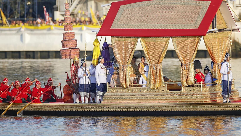 Thailands König Maha Vajiralongkorn lässt sich in Begleitung seiner Frau, Königin Suthida, auf einer goldenen Gondel über den Fluss Chao Phraya rudern.