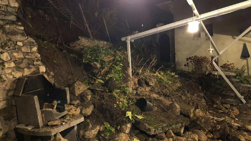 Am Freitagabend ist in Estavayer-le-Lac ein Teil der Terrasse eines Wohnhauses beschädigt worden, weil eine Stützmauer einstürzte.