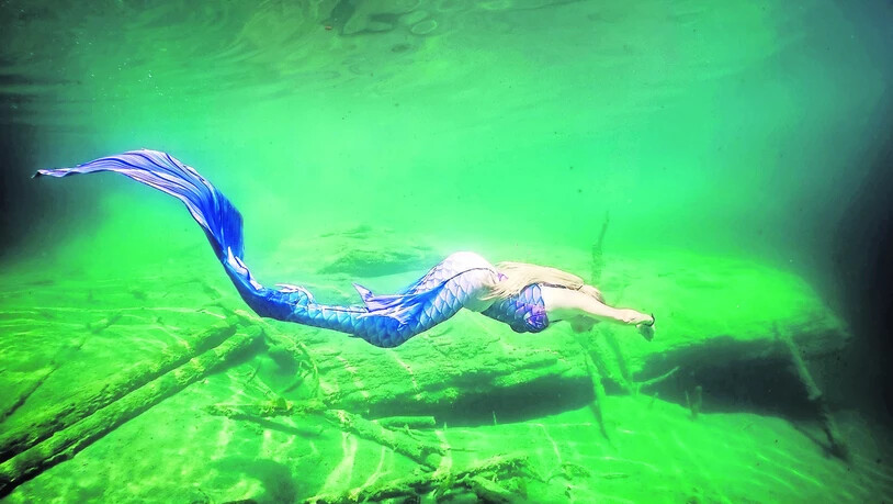 Wie ein Fisch im Wasser: Isabelle Messerli taucht als Meerjungfrau im Crestasee unter.