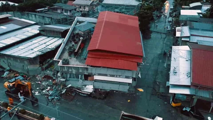 Im Ort Padada stürzte ein mehrstöckiges Supermarkt-Gebäude ein. Dabei starben mindestens drei Menschen.
