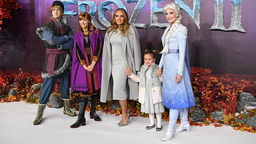 Da war die Welt noch in Ordnung: Tamara Ecclestone (M.) und ihre Tochter Sophia bei der Europapremiere des Disneyfilms Frozen II im November.