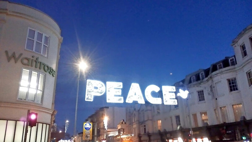 Weihnachtsbeleuchtung in Brighton: Der Wunsch nach Frieden erleuchtet die Strassen.