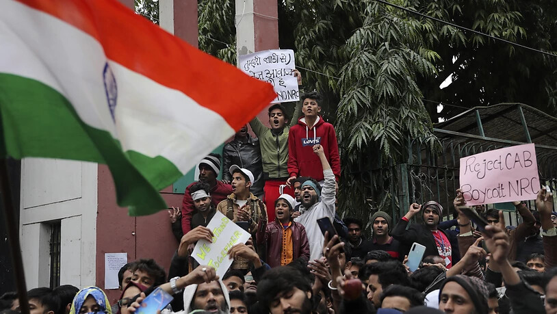 In Indien haben Tausende gegen ein kontroverses Einbürgerungsgesetz protestiert. (AP Photo/Altaf Qadri) Geo-Information: Indien/Neu-Delhi Quelle: AP Fotograf: Altaf Qadri Restriktionen: Copyright 2019 The Associated Press. All rights reserved.