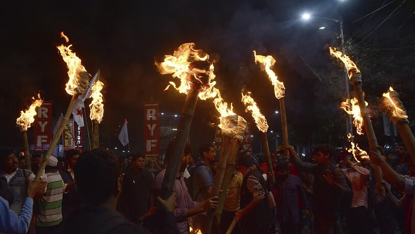 Zehntausende Menschen demonstrierten am Dienstag allein in der Stadt Kolkata.