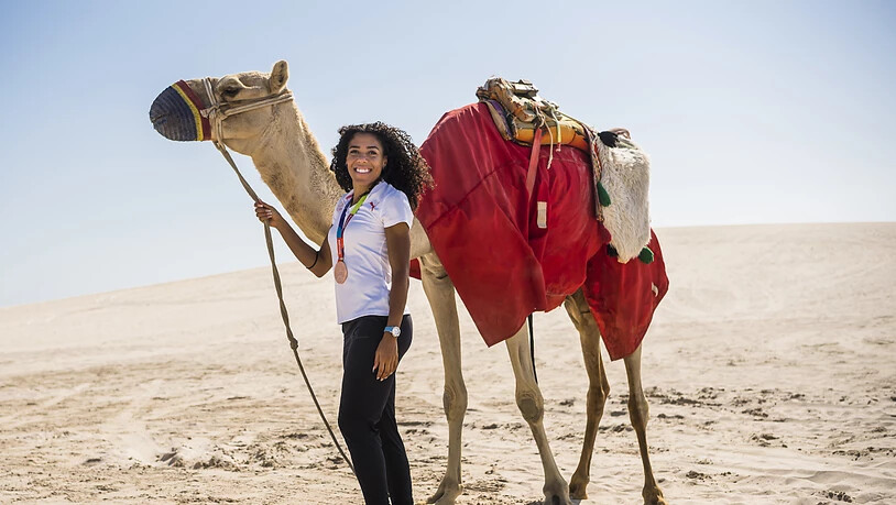 Hier posiert die Schweizerin mit einem Kamel und ihrer WM-Bronzemedaille