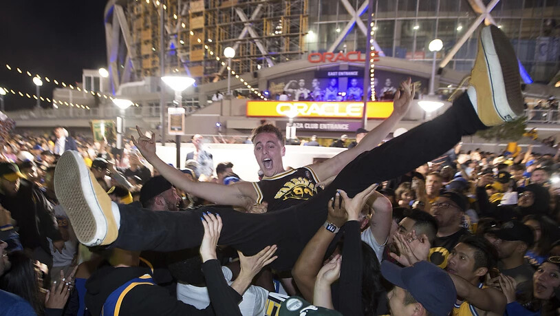 Auch das ist Vergangenheit: Die Fans der Golden State Warriors feiern in der Oracle Arena in Oakland