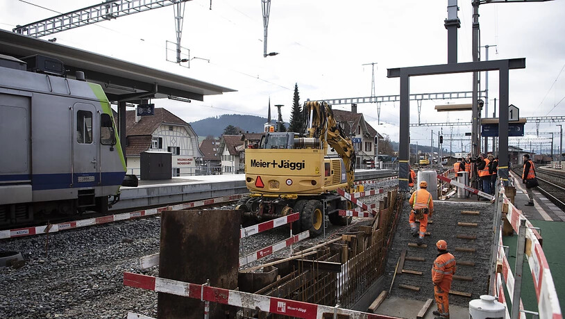 In der Schweiz werden derzeit zahlreiche Bahnhöfe umgebaut, damit sie barrierefreie Zugänge zu den Perrons und Einstiege in die Züge haben, wie hier in Konolfingen BE. (Archivbild)