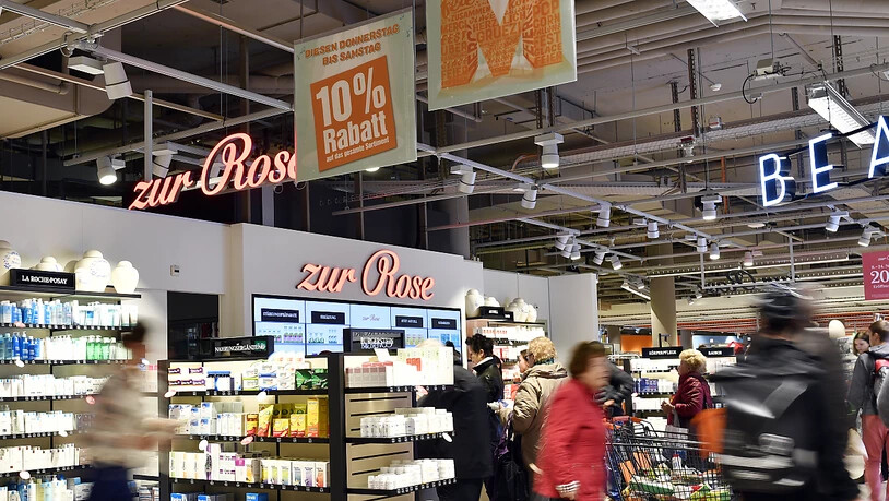 Nach dem erfolgreichen Pilotbetrieb der Shop-in-Shop-Apotheken - hier in der Migros Limmatplatz in Zürich - starten Migros und Zur Rose zwei Gemeinschaftsunternehmen. (Archiv)