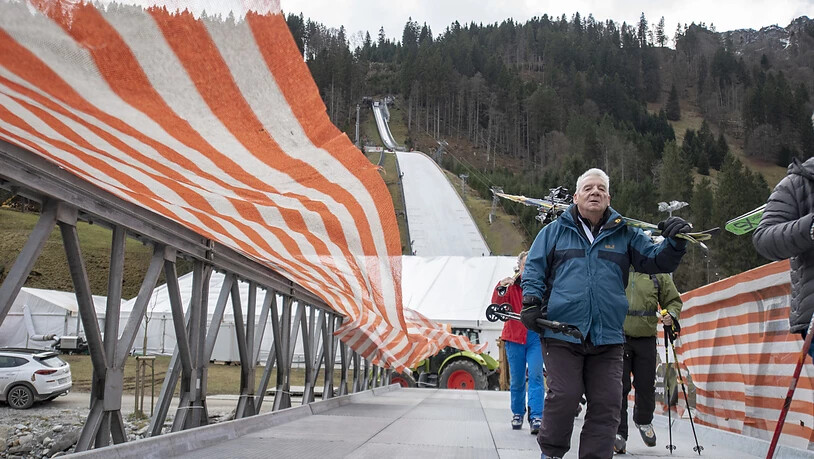 Der Föhn bläst, die Helfer ziehen ab. An ein Springen in Engelberg war nicht zu denken.