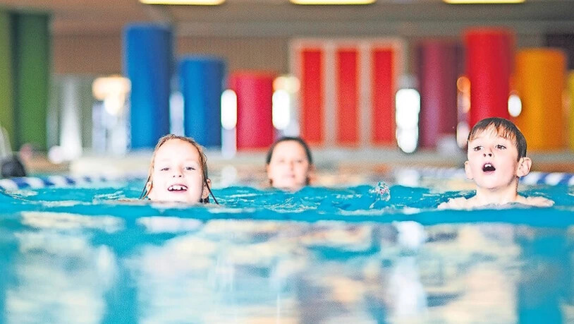 Für den Sport: Kinder schwimmen in der Lintharena – bald werden sie auf Sanierung und Neueröffnung warten müssen.