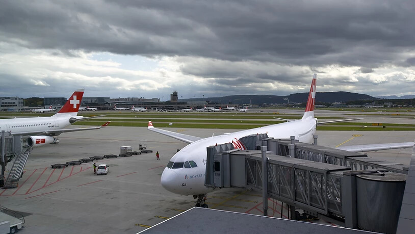 Ein Airbus A330 am Finger-Dock auf dem Flughafen Zürich. Letzten Freitag musste eine solche Maschine mitten über dem Atlantik umkehren, weil ein defektes Abwassersystem sämtliche Toiletten ausser Gefecht setzte. (Archivbild)