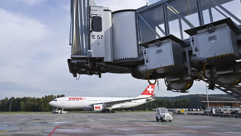 Ein Airbus A330 der Swiss handelte sich am letzten Freitag nach Miami acht Stunden Verspätung ein, weil sämtliche WCs an Bord wegen einer technischen Panne ausser Betrieb genommen werden mussten. Die Piloten drehten über dem Atlantik um nach Zürich. …