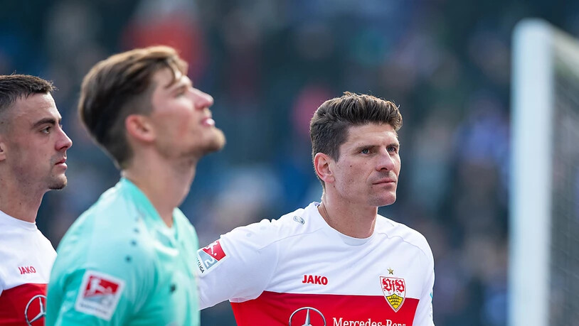 Zuletzt liefs nicht mehr wie gewünscht: Stuttgarts Goalie Gregor Kobel (li.) mit Altstar Mario Gomez