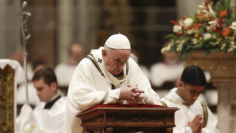 Papst Franziskus zelebriert im Petersdom die Mitternachtsmesse