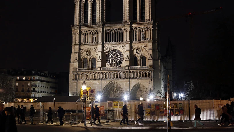 Aussen beleuchtet, innen unbewohnt: Erstmals seit 1803 fand in der Pariser Notre-Dame-Kathedrale an Heiligabend keine Weihnachtsmesse statt. Grund sind die laufenden Bauarbeiten nach dem verheerenden Brand vom April.