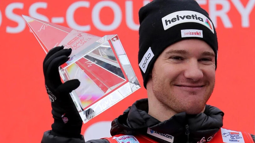 Letzter von bislang vier Gesamtsiegen: Dario Cologna mit der Trophäe der Tour de Ski 2018