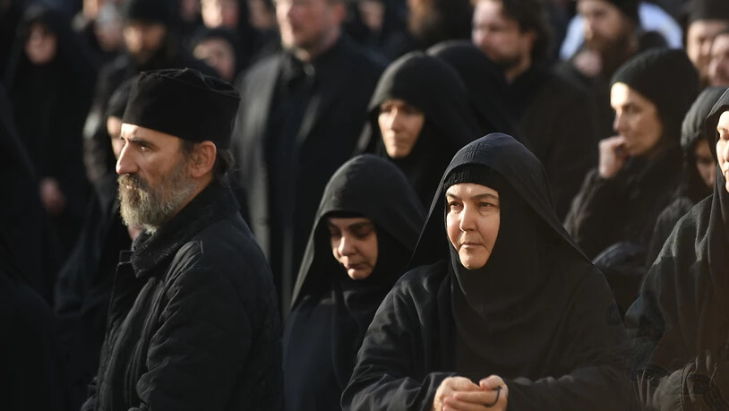 Priester und Nonnen der serbisch-orthodoxen Kirche in Montenegro sind gegen das neue Kirchengesetz auf die Strasse gegangen. (Bild vom 24. Dezember)