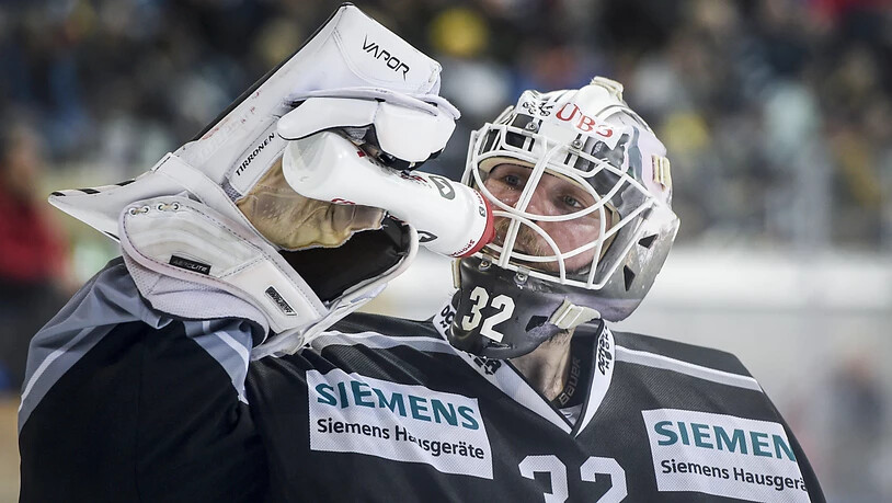 Turkus Goalie Rasmus Tirronen kämpft mit den Finnen gegen Ambri-Piotta um den Gruppensieg am Spengler Cup