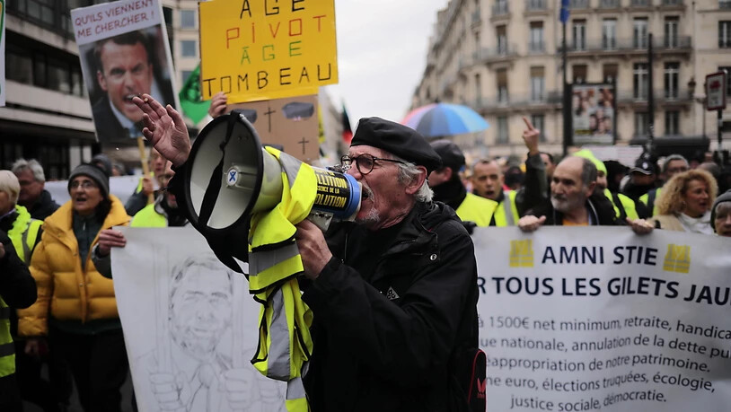 An den Kundgebungen in Paris beteiligten sich am Samstag auch Anhänger der Gelbwesten-Bewegung.