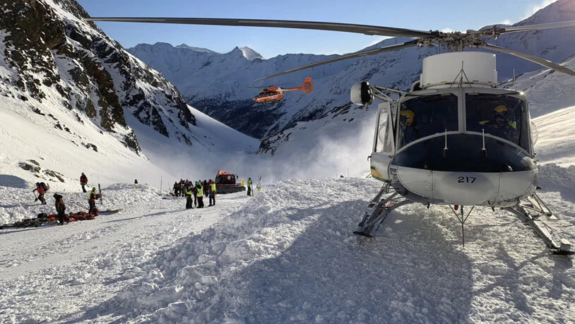 Rettungsteams an der Arbeit im Schnalstal in Südtirol. Eine Frau und zwei Kinder aus Deutschland sind auf einer Skipiste in einer Lawine ums Leben gekommen.