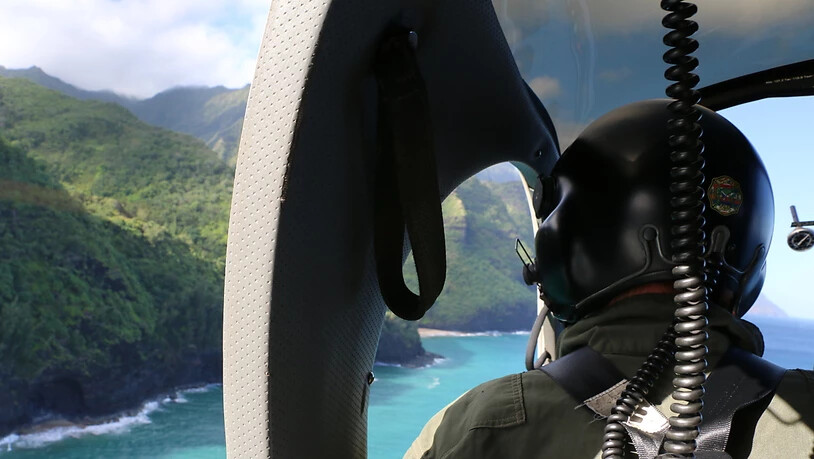 Der Ausflugshelikopter stürzte am Donnerstag in einem bergigen und schwer zugänglichen Gebiet auf der US-Inselgruppe Hawaii ab. (Archivbild)