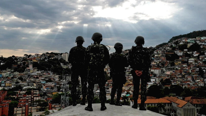 Der Überfall ereignete sich in einem Stadtgebiet Rios, das laut der Militärpolizei von Kriminellen beherrscht wird. (Symbolbild)