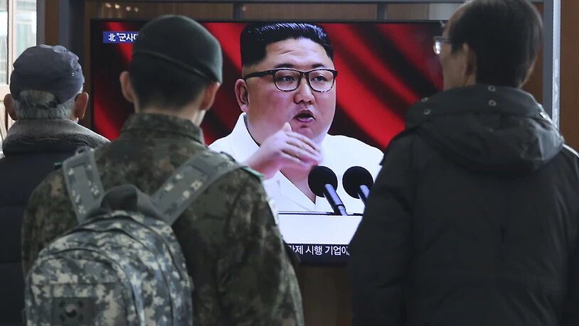 Südkoreanische Soldaten verfolgen eine Rede von Nordkoreas Machthaber Kim Jong Un am TV.