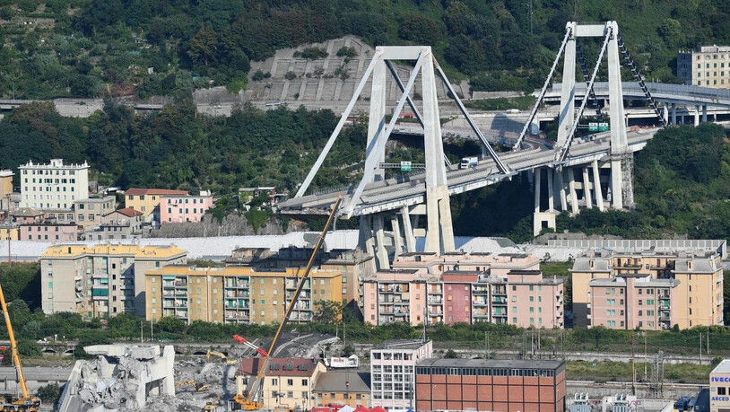 Ein Grossfeuer ist am Dienstag an der Baustelle für die Errichtung der neuen Brücke anstelle des im August 2018 eingestürzten Morandi-Viadukts ausgebrochen. Funken sollen Styropor in Brand gesetzt haben. (Archivbild)