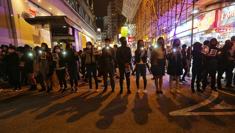 Im von Protesten geprägten Hongkong formierten Demonstranten an Silvester eine Menschenkette.
