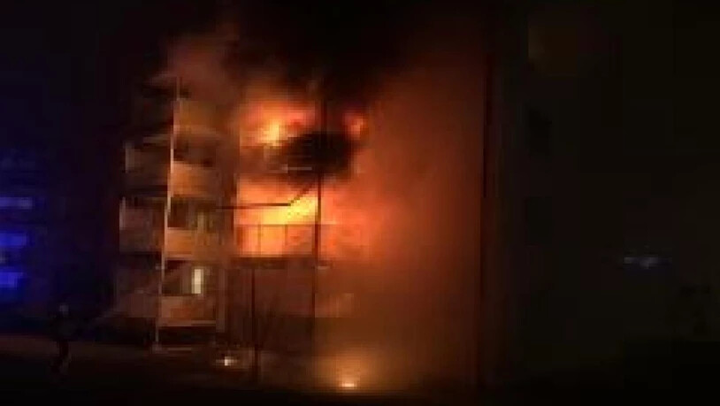 Beim Brand in einem Wohnblock in Schaffhausen sind in der Nacht auf den Neujahrstag mehrere Menschen verletzt worden.