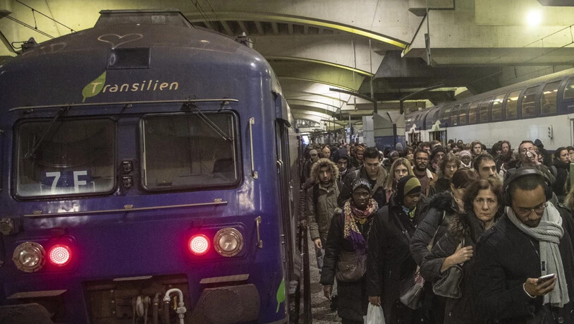 Reisende am Donnerstag - am 29. Streiktag des Verkehrspersonals - im Pariser Bahnhof Montparnasse.