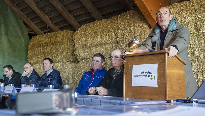 Für SBV-Direktor Jacques Bourgeois (stehend) und seine Mitstreiter vom Schweizer Bauernverband (SBV) wird 2020 zum "Schicksalsjahr" für die Bauernfamilien in der Schweiz.