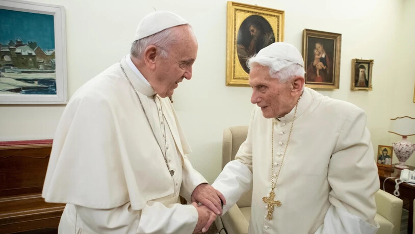 Der zurückgetretene Papst Benedikt XVI. (rechts) vermisst seine bayrische Heimat. (Archivbild)