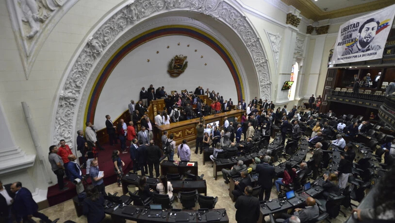Innerhalb des Parlamentsgebäudes erklärte sich am Sonntag Luis Parra per Megafon zum Vorsitzenden der Nationalversammlung.