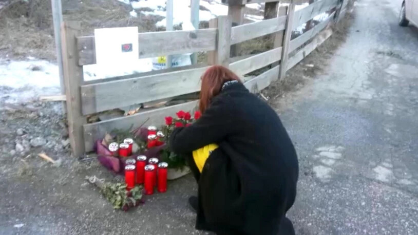 Tiefe Betroffenheit am Ort des Geschehens: In Luttach in Südtirol legen Menschen Kerzen und Blumen nieder. Der Verkehrsunfall kostete sieben Menschen das Leben.