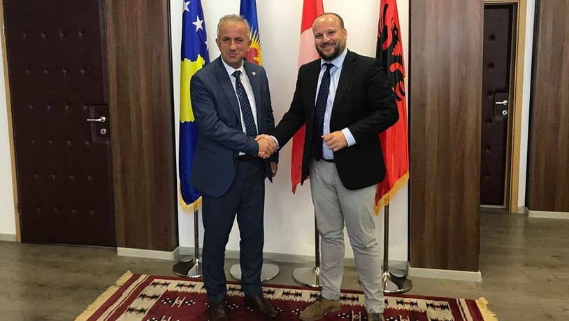 Martin Stöckling (r.), Stadtpräsident von Rapperswil-Jona trifft im Kosovo auf den Bürgermeister von Suhareka, Bali Muharremaj. 