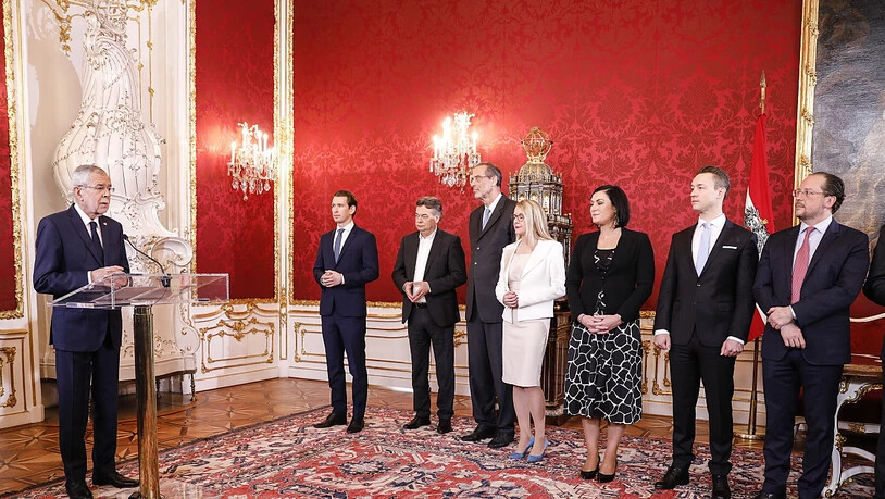 Österreichs Bundespräsident Alexander Van der Bellen (l.) vereidigt die neue Regierung; darunter Bundeskanzler und ÖVP-Chef Sebastian Kurz (2.v.l.) und Grünen-Chef Werner Kogler (3.v.l.)