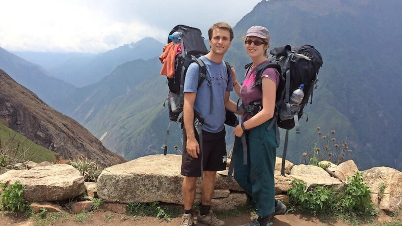 Eine der ersten Handprothesen aus dem Drucker: In der Werkstatt werden die einzelnen Teile zusammengebaut.