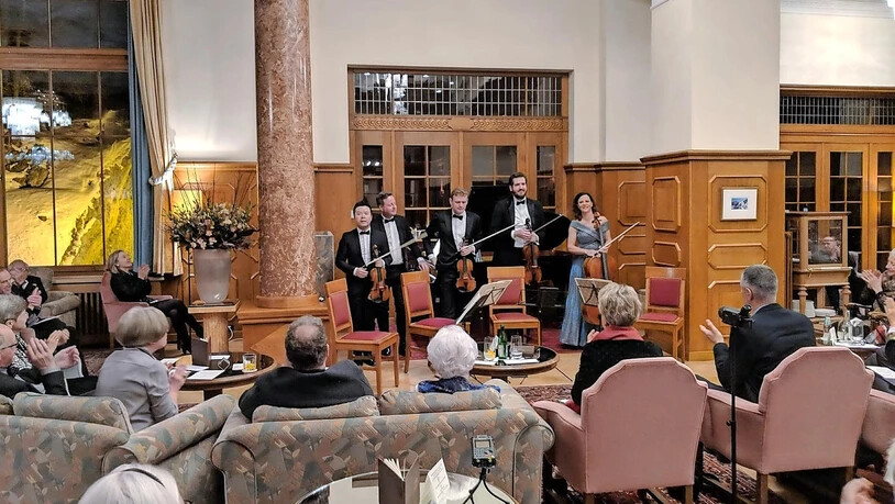 Maja Weber führt im «Waldhaus Sils» das Stradivari-Fest durch.