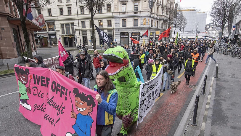 Rund 250 Personen von jung bis alt demonstrieren am Samstag in Luzern gegen das bevorstehende WEF in Davos.