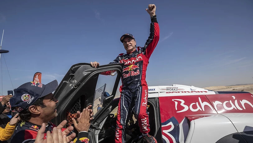 Der zweifache Rallye-Weltmeister Carlos Sainz freut sich über seinen dritten Sieg beim Rallye Dakar