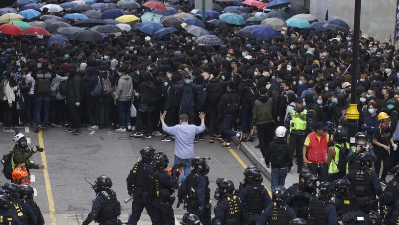 Die Proteste hören nicht auf: Einsatzkräfte beim Umzingeln von Demonstrierenden in Hongkong.