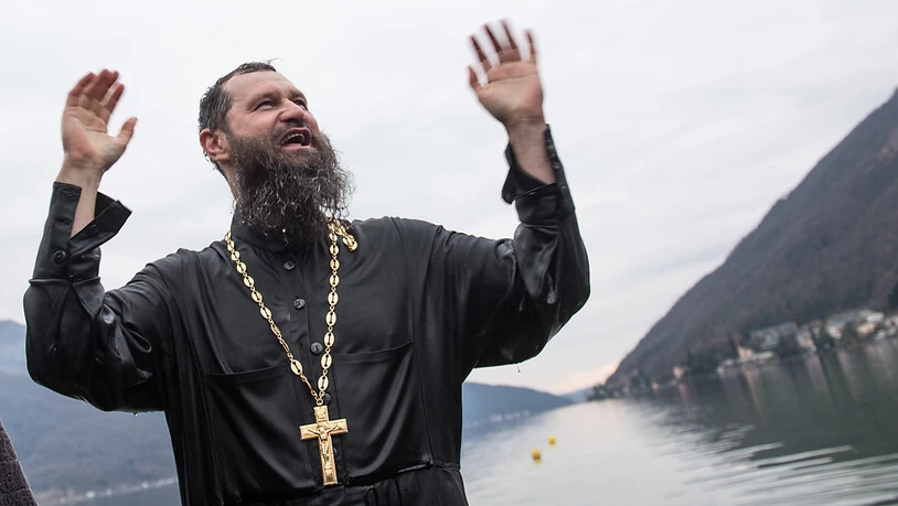 Gutgelaunt und nass: Der russisch-orthodoxe Priester Svjatoslav Zasenko nimmt nach dem Gottesdienst ebenfalls ein reinigendes Bad im Luganersee.