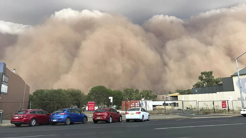 Ein riesiger Sandsturm rollt auf die Stadt Dubbo mitten im Dürregebiet Australiens zu. (Foto: AP)