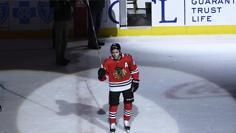 Wird nach dem 5:2-Heimsieg gegen Luca Sbisas Winnipeg Jets für seinen 1000. Skorerpunkt in der Regular Season gefeiert: Chicagos Starstürmer Patrick Kane