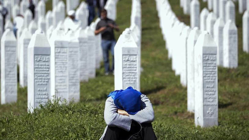 Geben niederländischen Uno-Soldaten die Mitschuld am Tod ihrer Söhne: die "Mütter von Srebrenica" auf dem Friedhof der Tausenden von serbischen Nationalisten ermordeten Muslime in Bosnien.