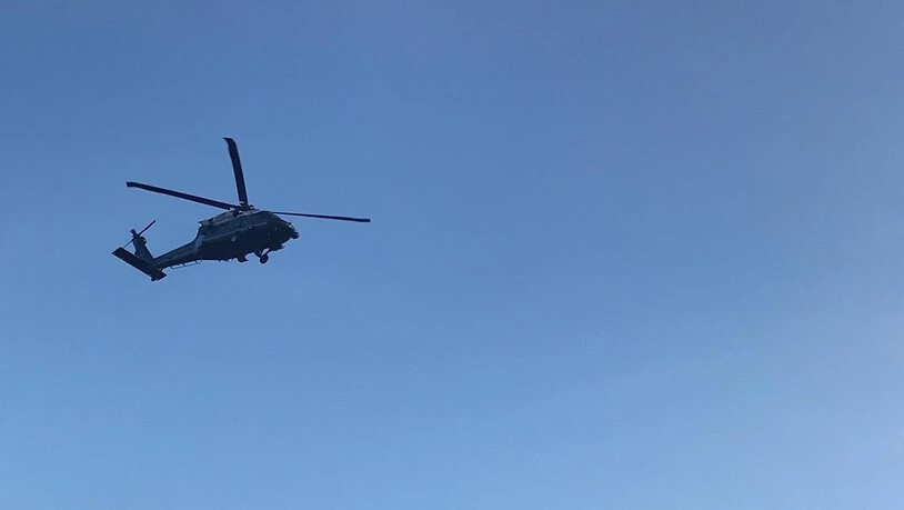 Der Helikopter in der Luft auf dem Weg nach Davos