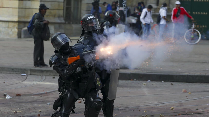 Polizisten feuern im Zentrum von Bogota Gaspatronen gegen demonstrierende Regierungsgegner ab.